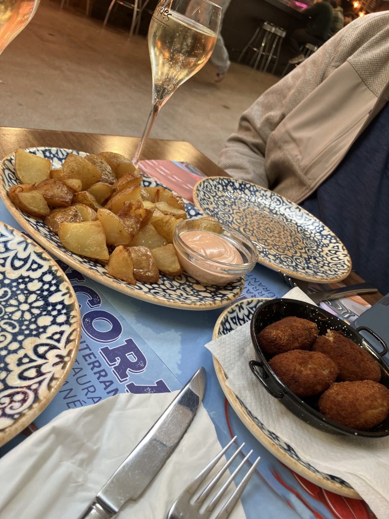 Croquetas y Patatas Bravas