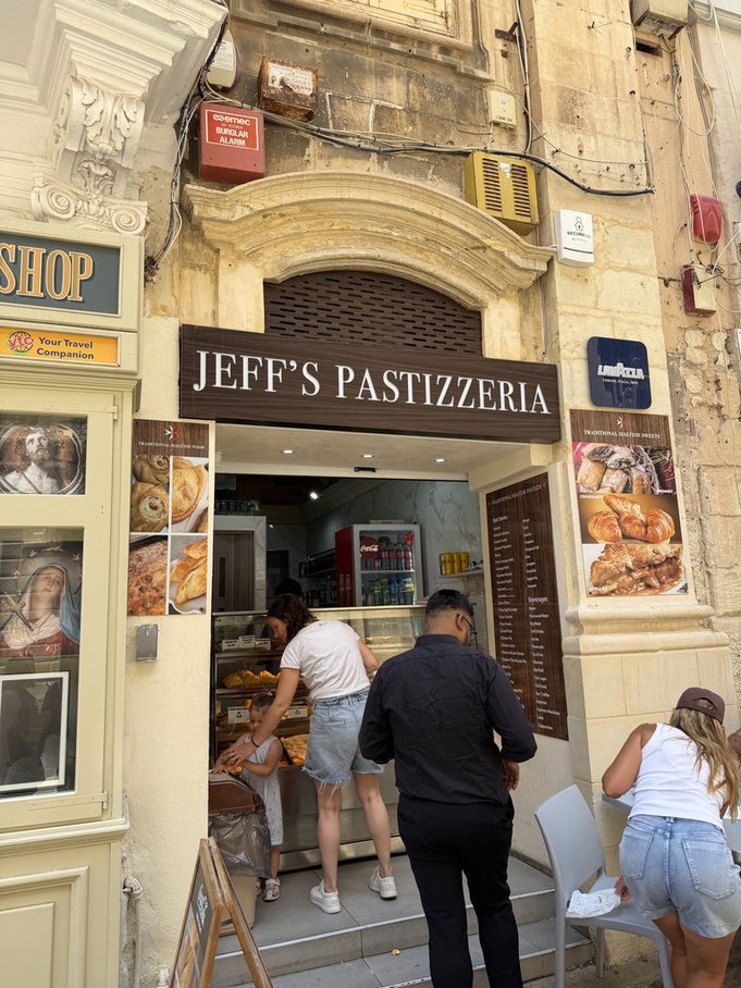 Jeff's Pastizzeria (Valletta, Malta)