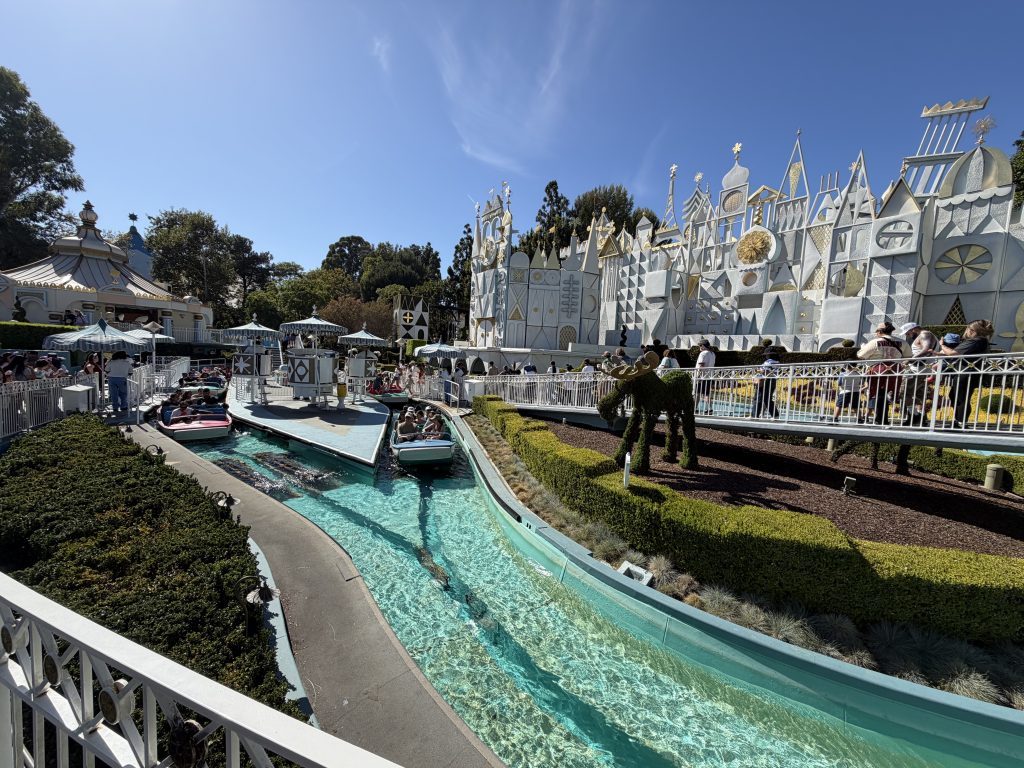 Disneyland vs Disney World Rides - It's a Small World Loading Zone
