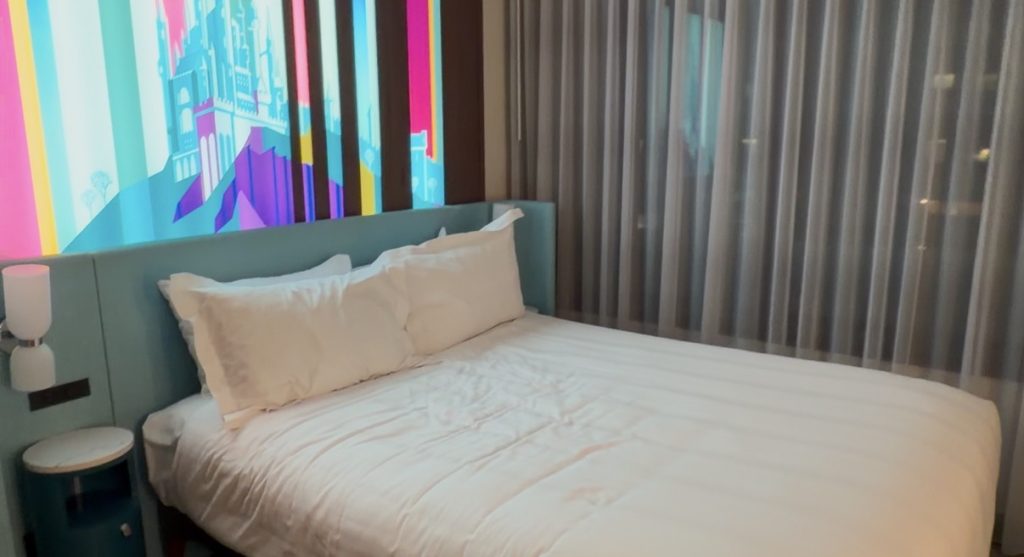Disneyland Hotel - Deluxe Studio Villa - Queen Bed